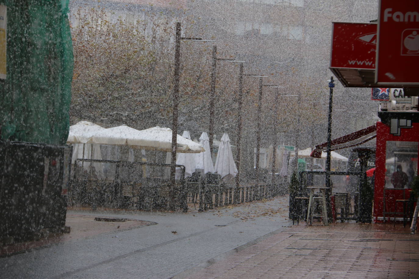 El temporal 'Arwen' llega a la capital con una fuerte nevada que deja las primera bonitas estampas en la ciudad