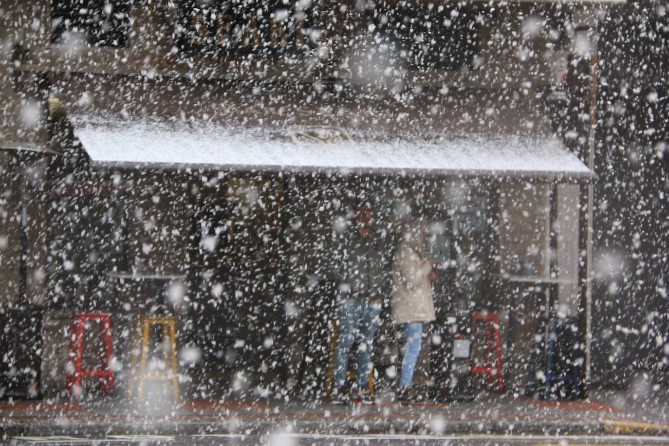 El temporal 'Arwen' llega a la capital con una fuerte nevada que deja las primera bonitas estampas en la ciudad