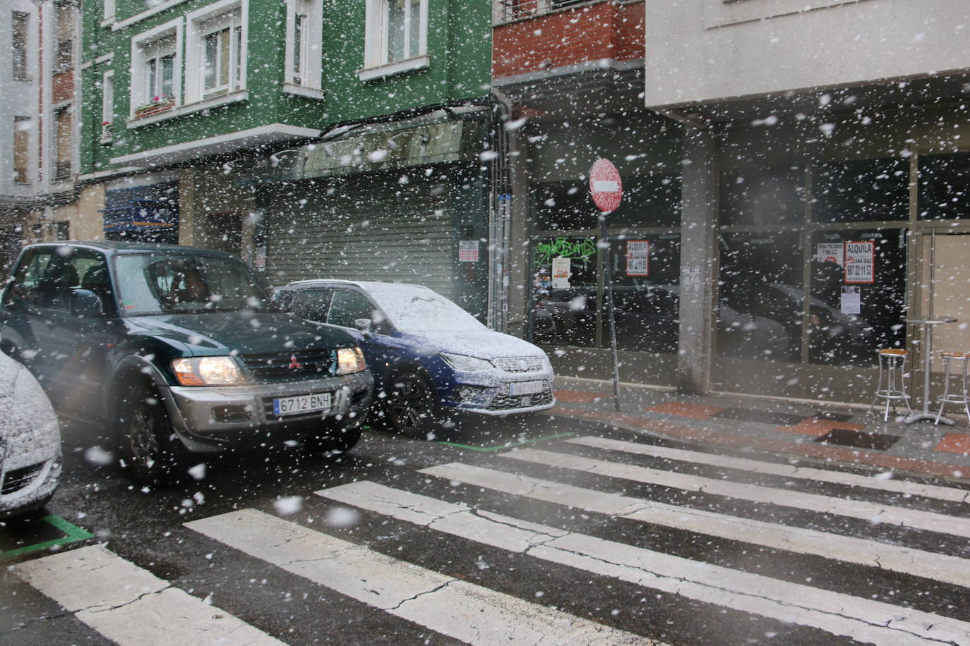 El temporal 'Arwen' llega a la capital con una fuerte nevada que deja las primera bonitas estampas en la ciudad