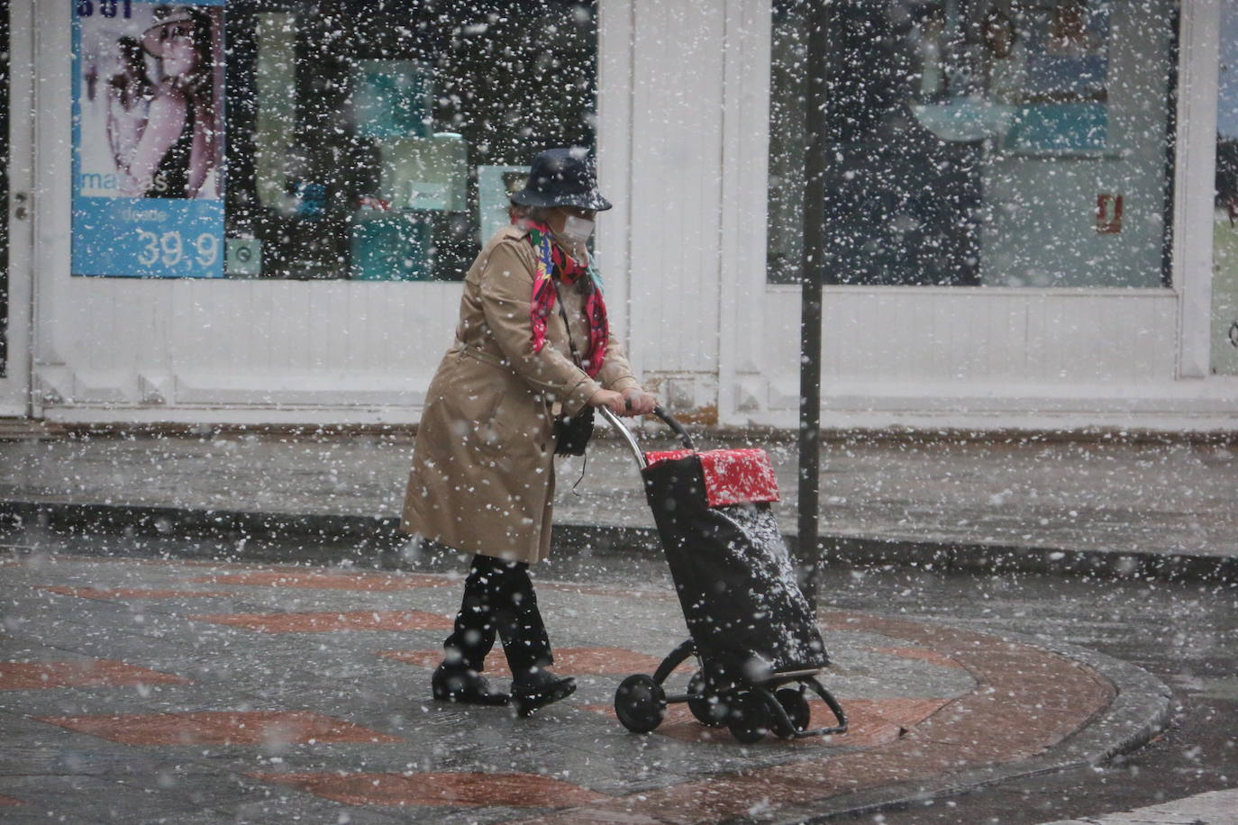 El temporal 'Arwen' llega a la capital con una fuerte nevada que deja las primera bonitas estampas en la ciudad