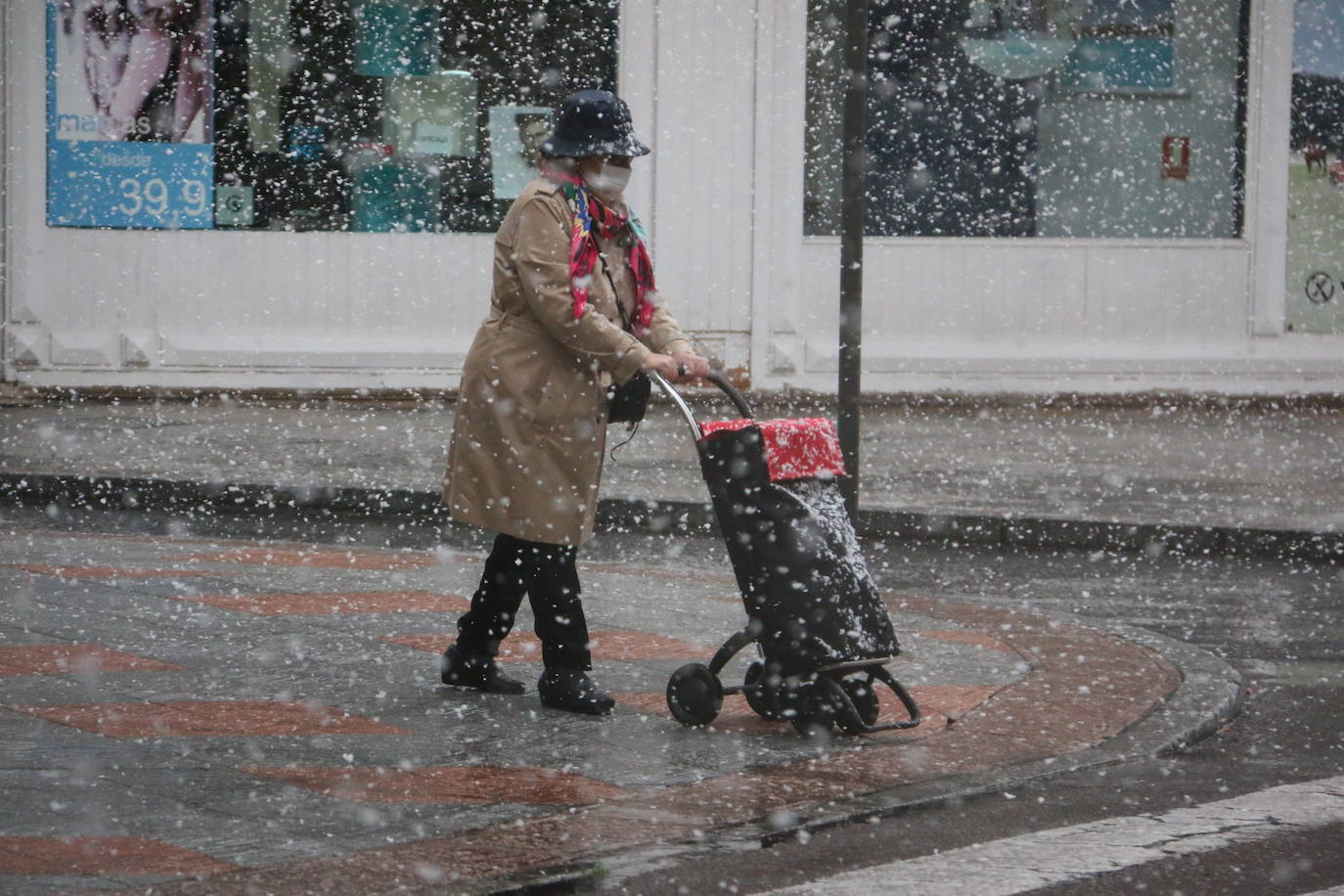 El temporal 'Arwen' llega a la capital con una fuerte nevada que deja las primera bonitas estampas en la ciudad