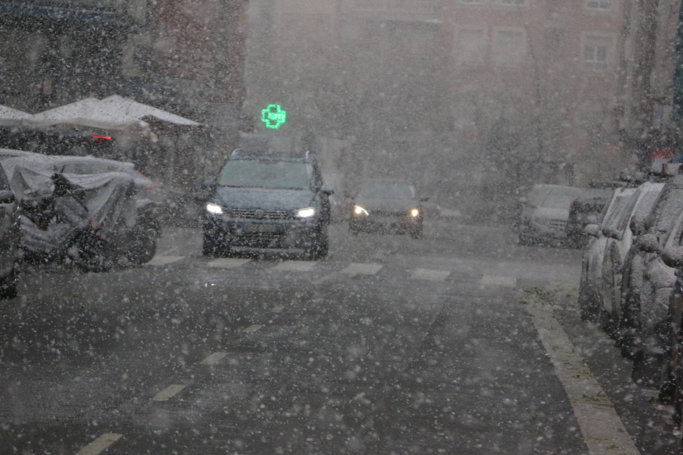 El temporal 'Arwen' llega a la capital con una fuerte nevada que deja las primera bonitas estampas en la ciudad