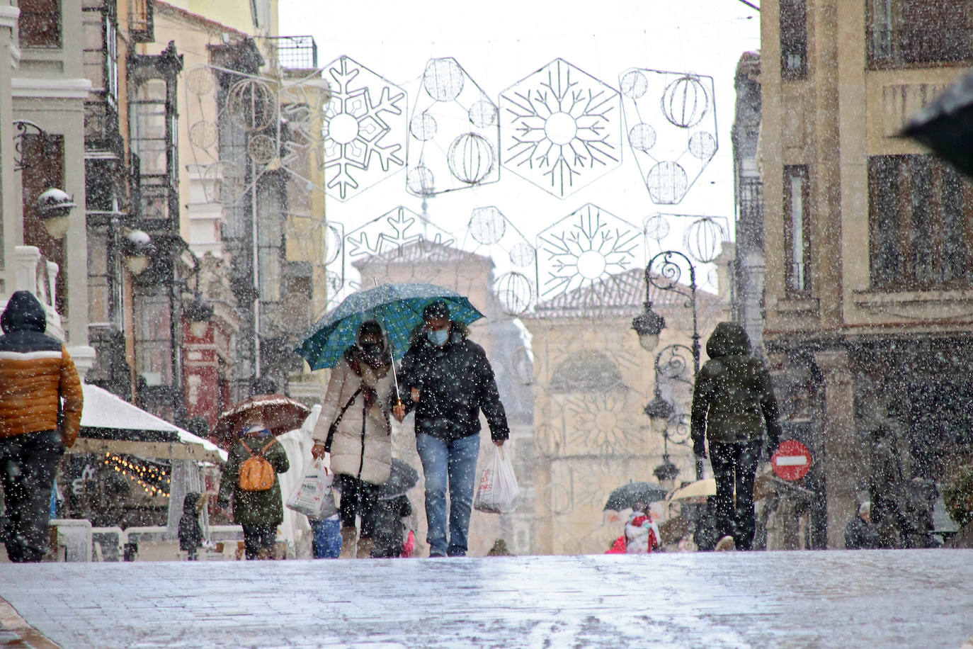 El temporal 'Arwen' llega a la capital con una fuerte nevada que deja las primera bonitas estampas en la ciudad