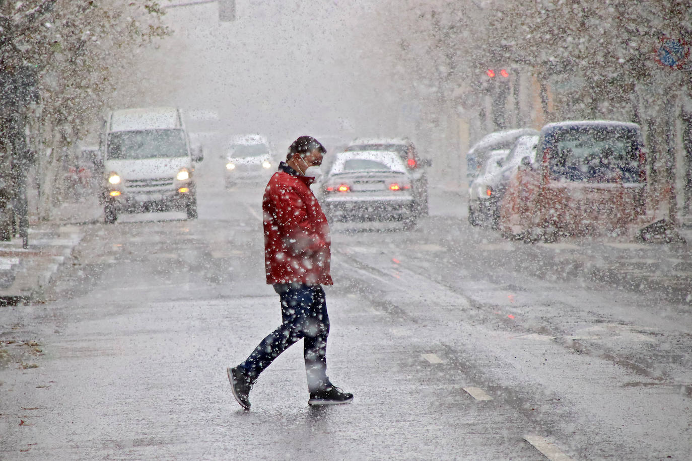 El temporal 'Arwen' llega a la capital con una fuerte nevada que deja las primera bonitas estampas en la ciudad