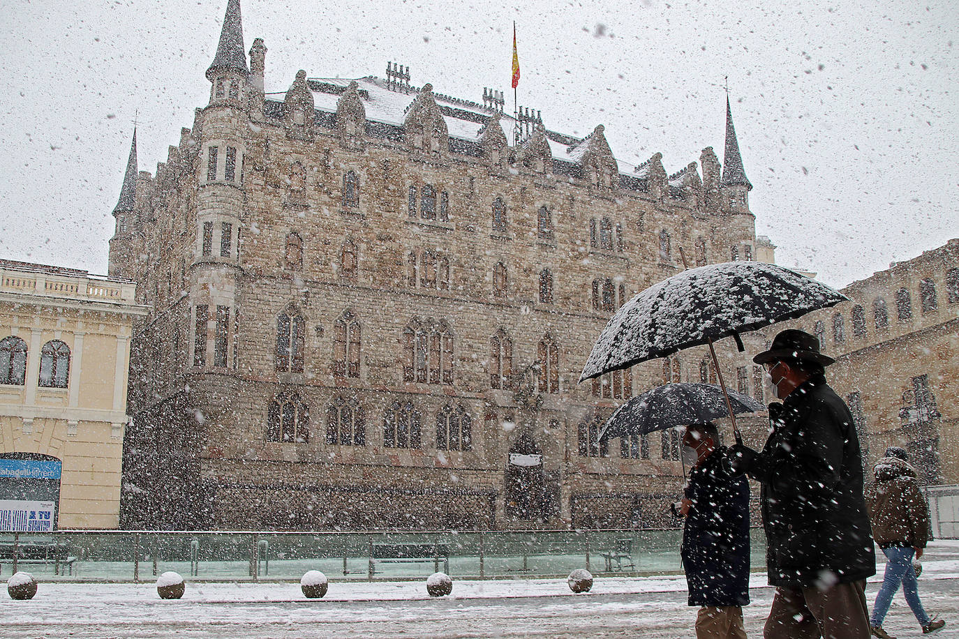 El temporal 'Arwen' llega a la capital con una fuerte nevada que deja las primera bonitas estampas en la ciudad