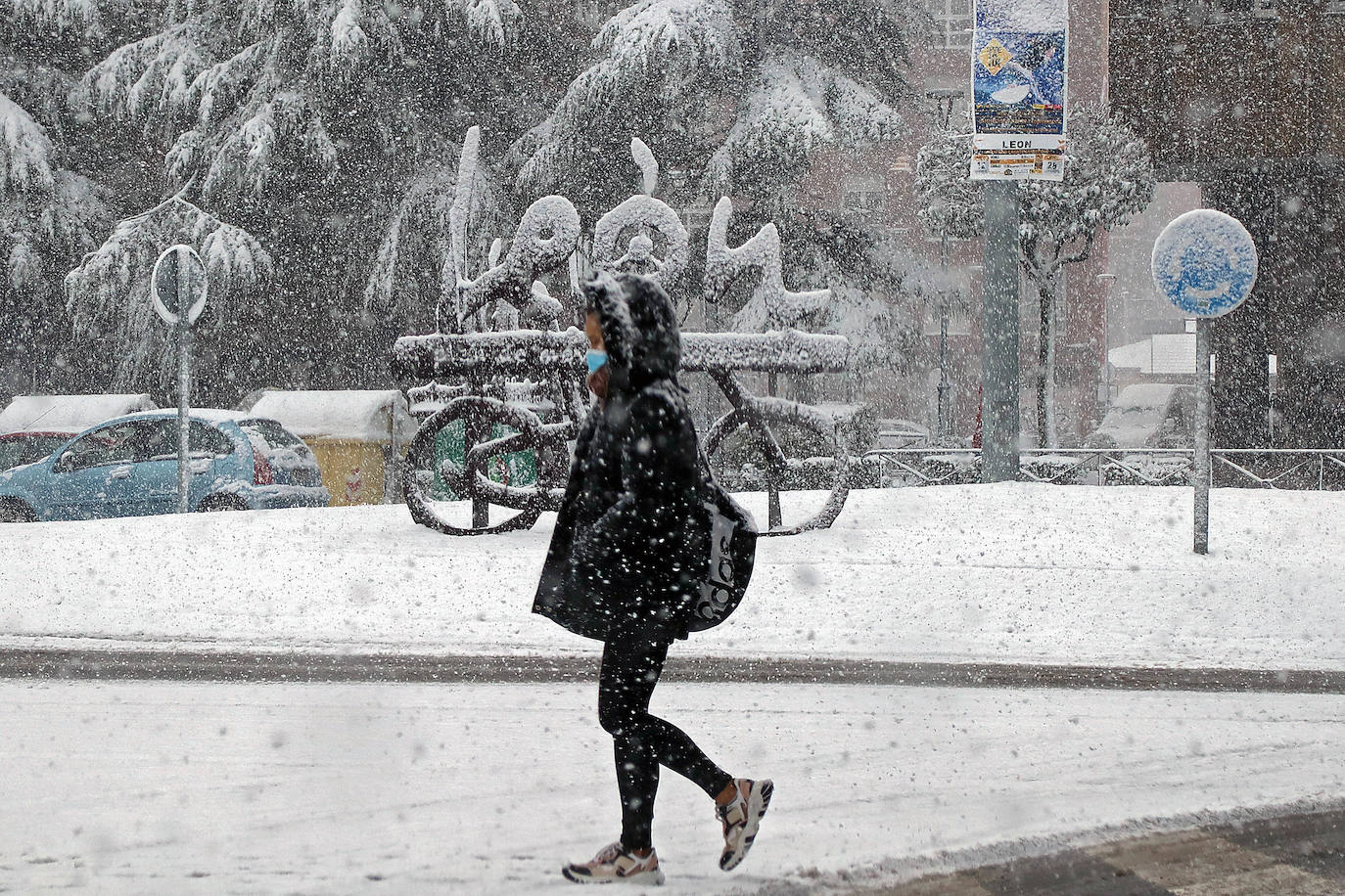 El temporal 'Arwen' llega a la capital con una fuerte nevada que deja las primera bonitas estampas en la ciudad