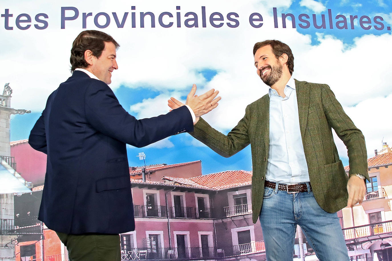 Casado y Mañueco participan en el 'Encuentro de presidentes provinciales e insulares del PP' en León.