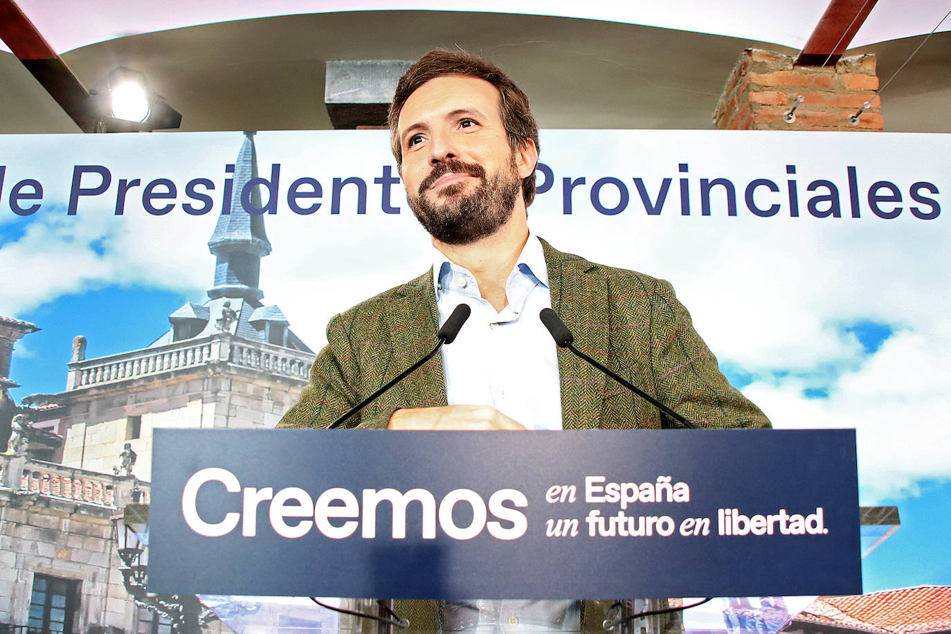 Casado y Mañueco participan en el 'Encuentro de presidentes provinciales e insulares del PP' en León.