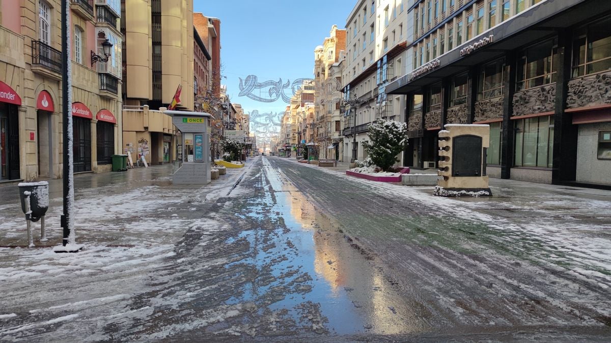 Imagen diferente en las calles del centro y los barrios de la capital tras la primera nevada. 