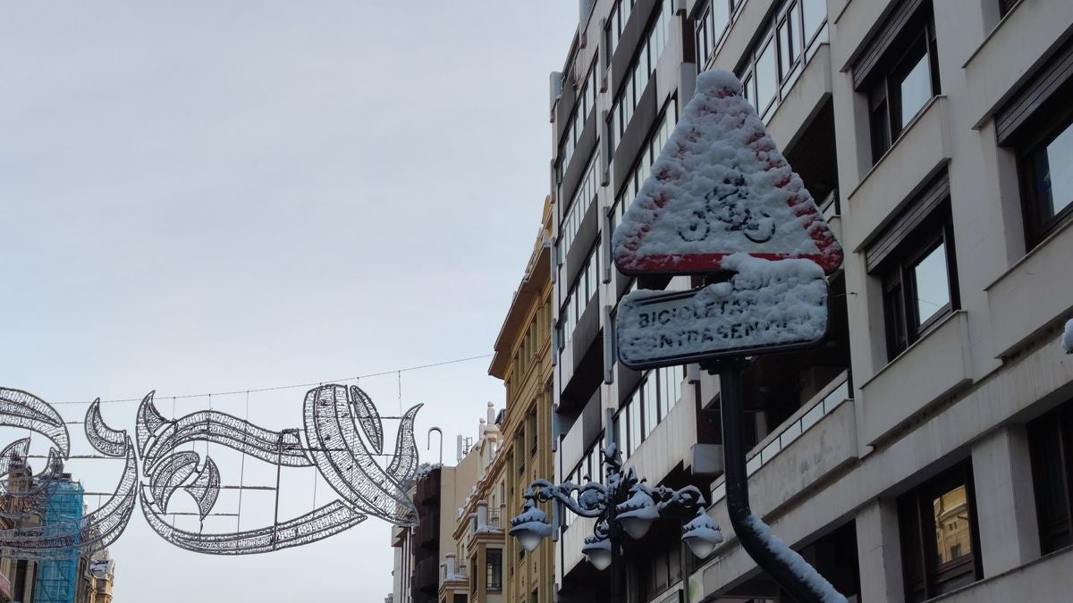 Imagen diferente en las calles del centro y los barrios de la capital tras la primera nevada. 