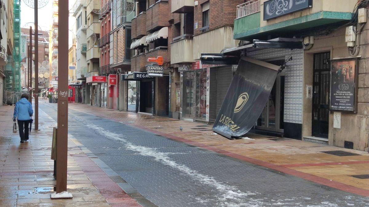 Imagen diferente en las calles del centro y los barrios de la capital tras la primera nevada. 