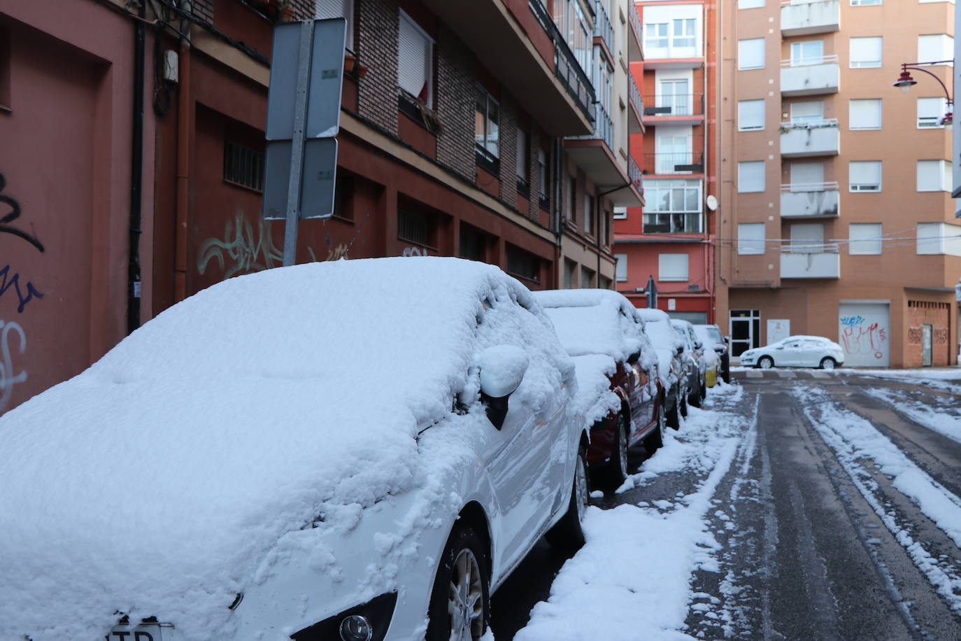 Imagen diferente en las calles del centro y los barrios de la capital tras la primera nevada. 