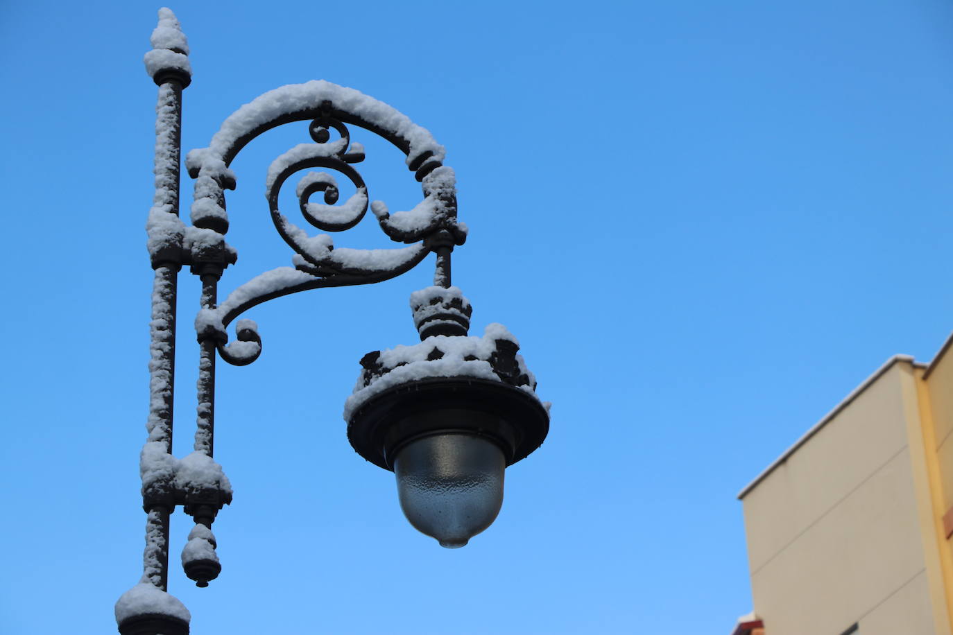 Imagen diferente en las calles del centro y los barrios de la capital tras la primera nevada. 