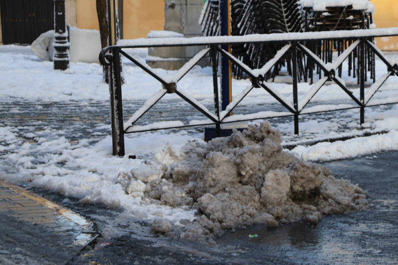 Imagen diferente en las calles del centro y los barrios de la capital tras la primera nevada. 