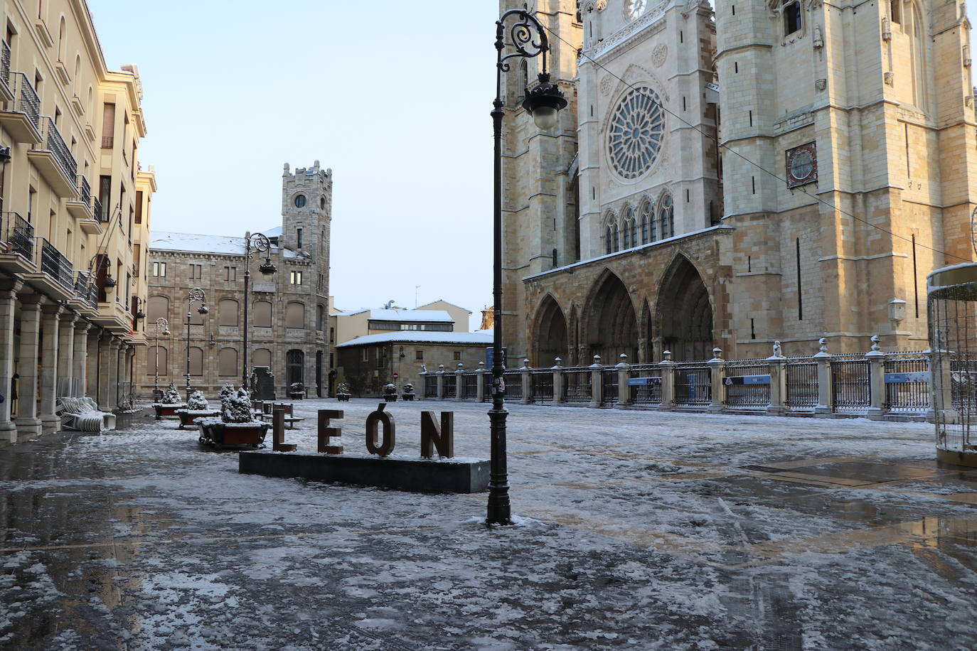 Imagen diferente en las calles del centro y los barrios de la capital tras la primera nevada. 