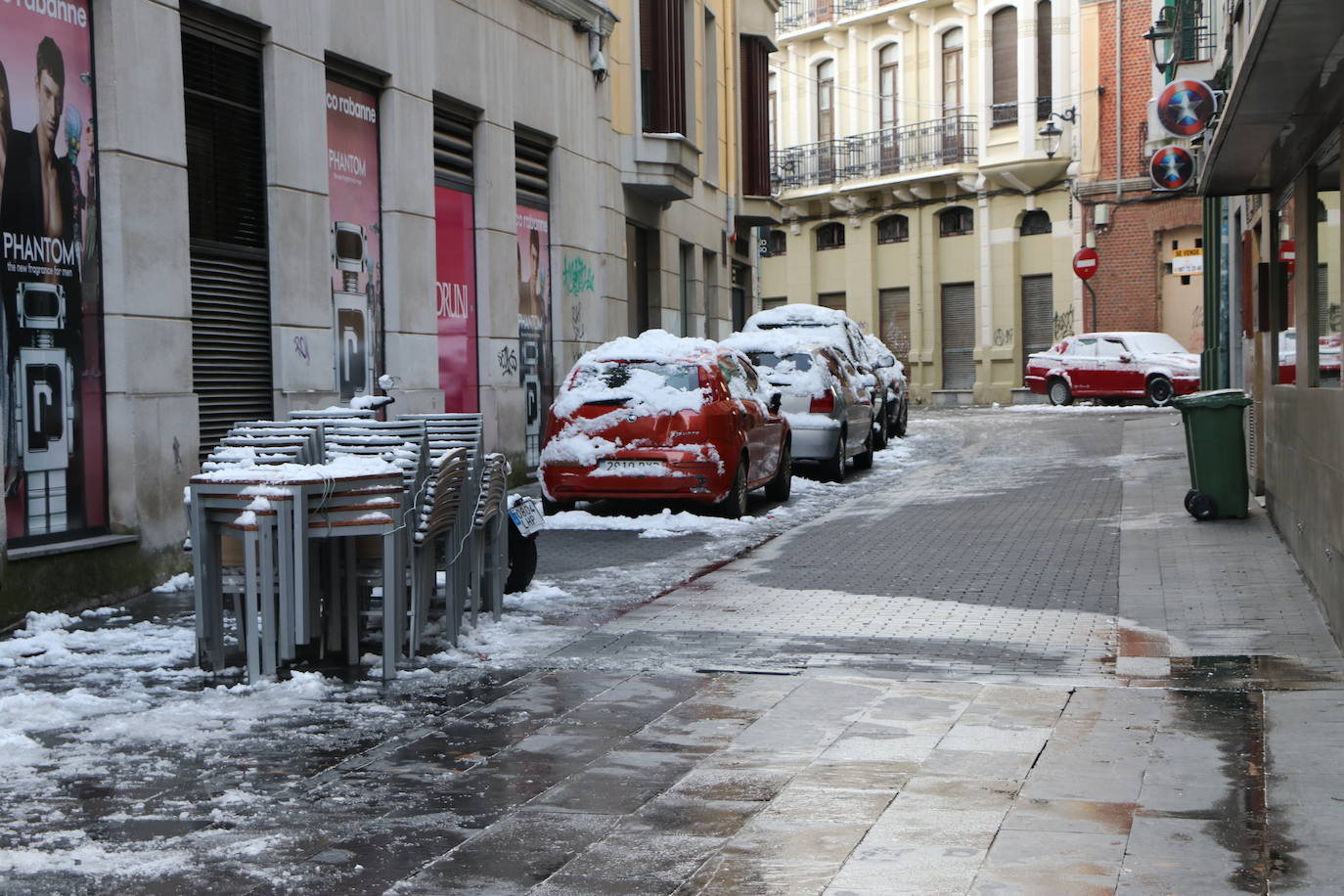 Imagen diferente en las calles del centro y los barrios de la capital tras la primera nevada. 