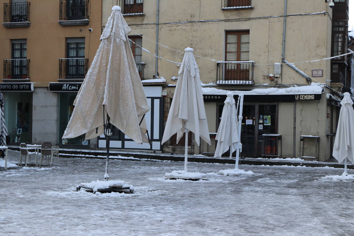 Imagen diferente en las calles del centro y los barrios de la capital tras la primera nevada. 