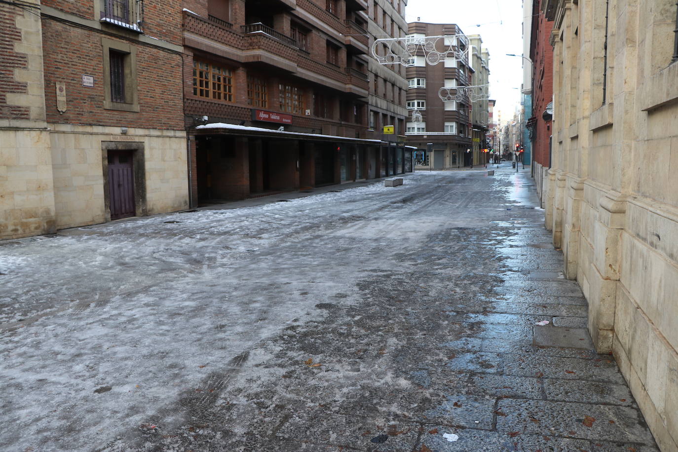 Imagen diferente en las calles del centro y los barrios de la capital tras la primera nevada. 