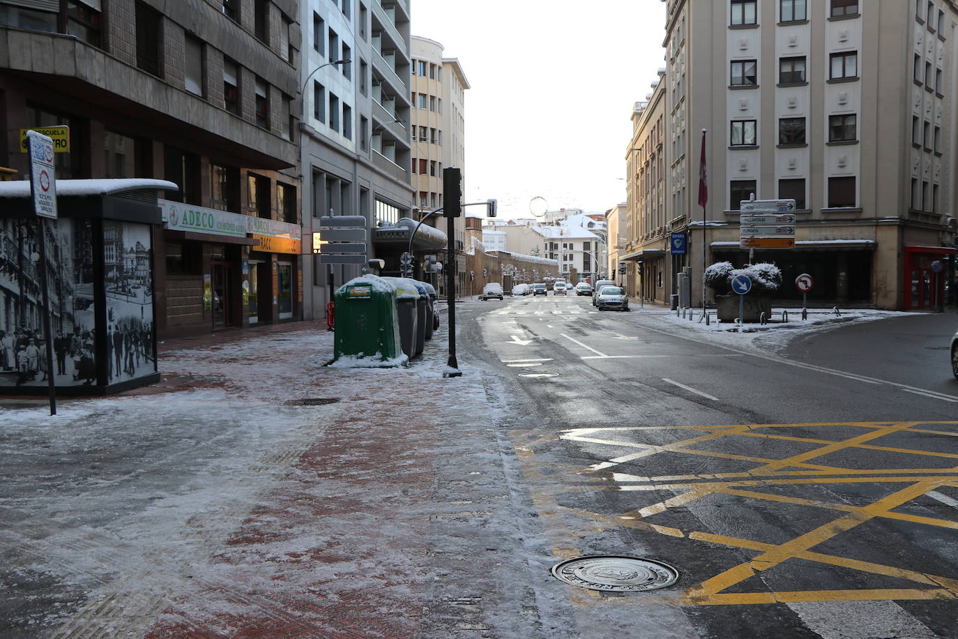 Imagen diferente en las calles del centro y los barrios de la capital tras la primera nevada. 