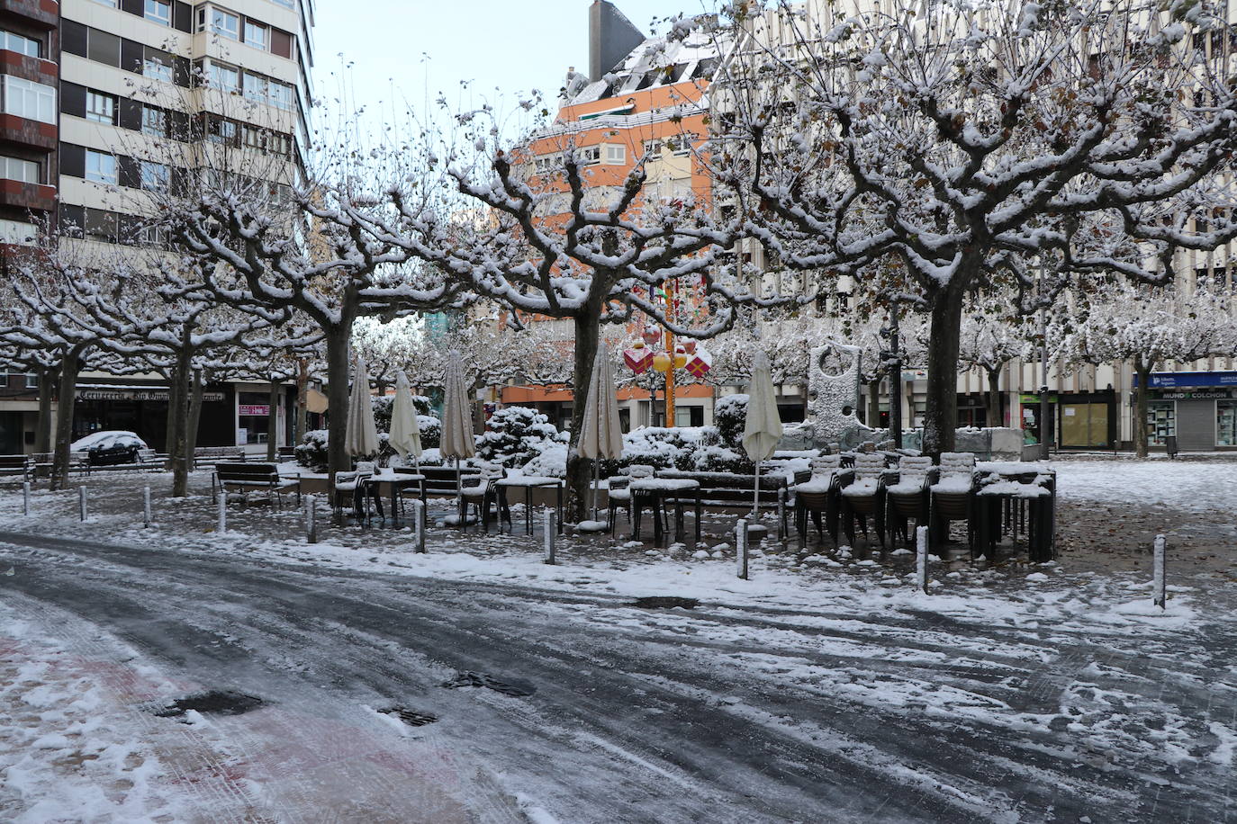 Imagen diferente en las calles del centro y los barrios de la capital tras la primera nevada. 