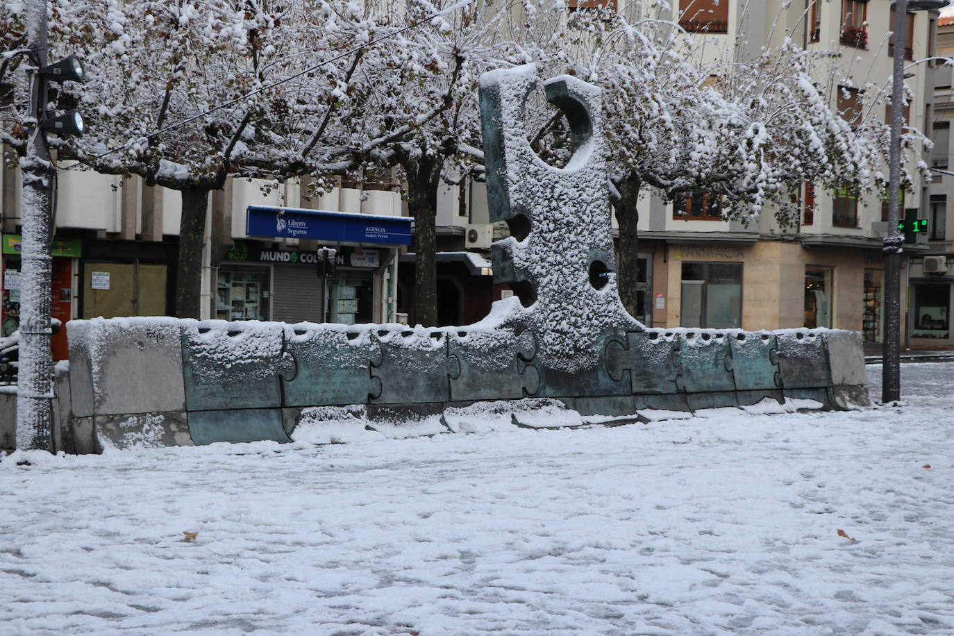 Imagen diferente en las calles del centro y los barrios de la capital tras la primera nevada. 