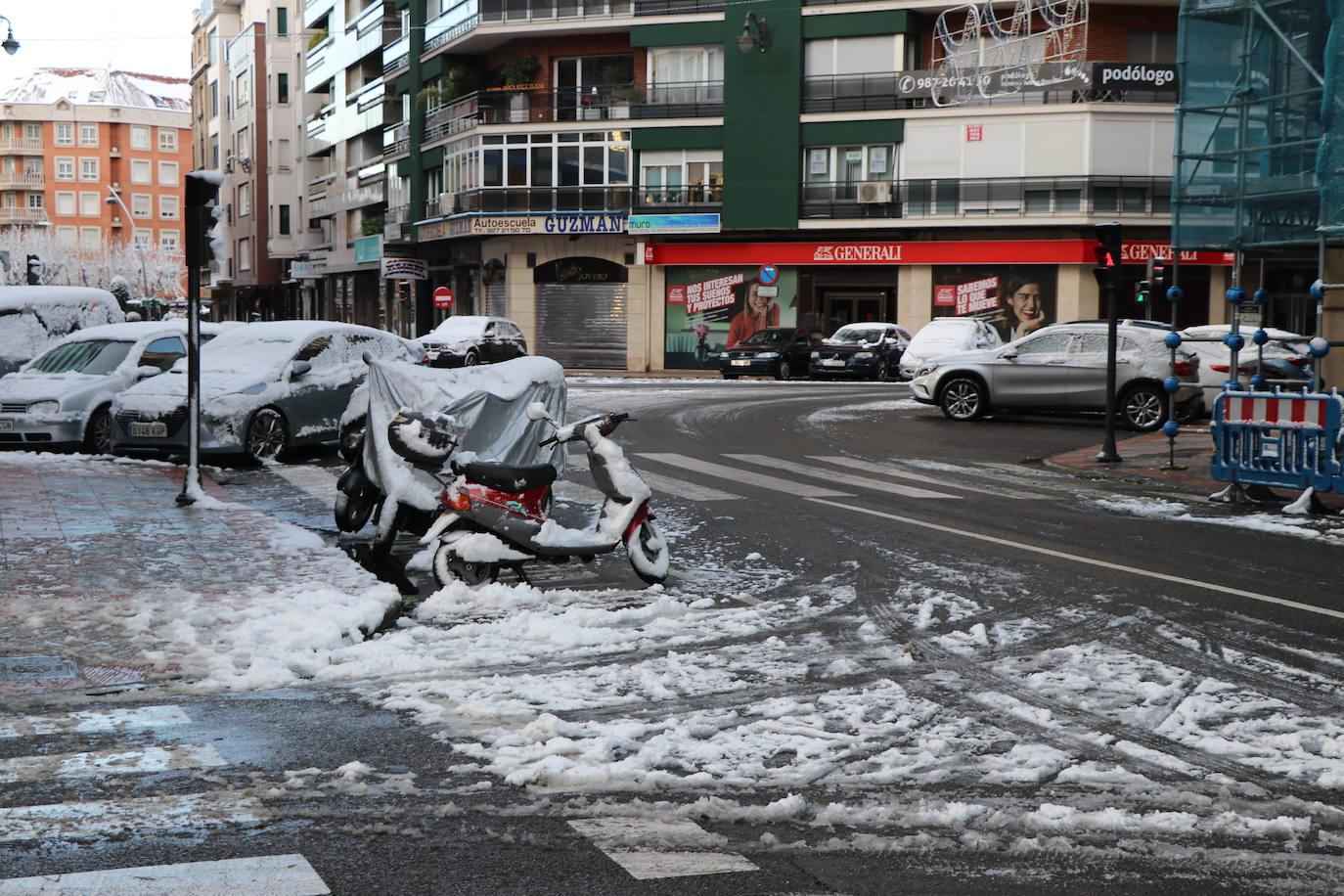 Imagen diferente en las calles del centro y los barrios de la capital tras la primera nevada. 