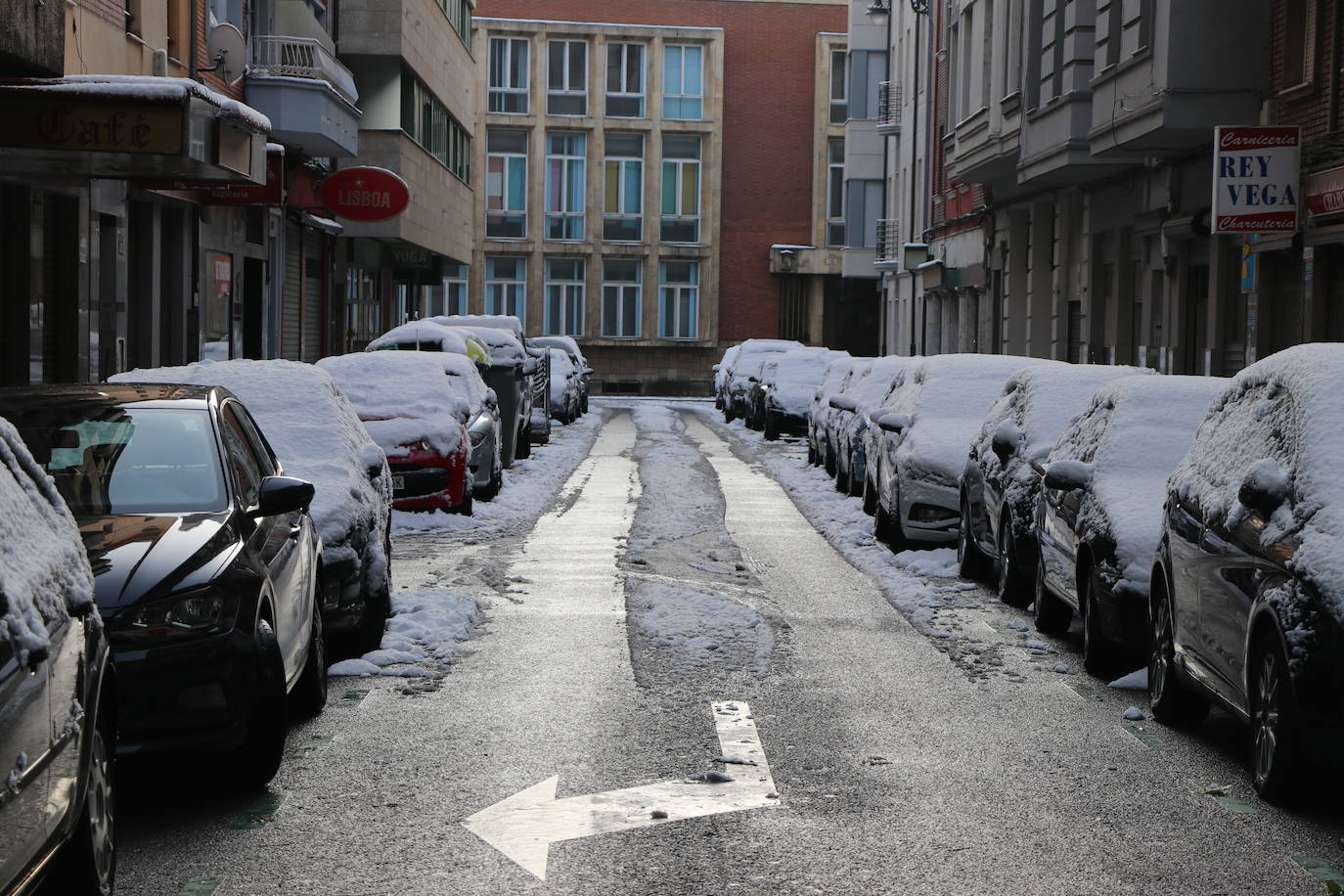 Imagen diferente en las calles del centro y los barrios de la capital tras la primera nevada. 