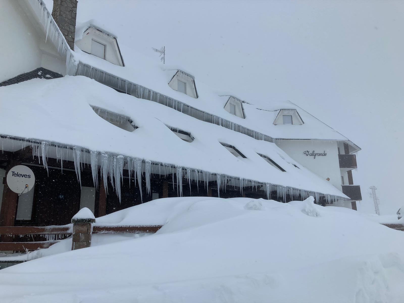 La comunicación de León con Asturias por la nacional deja una estampa invernal con un grueso manto de nieve. 