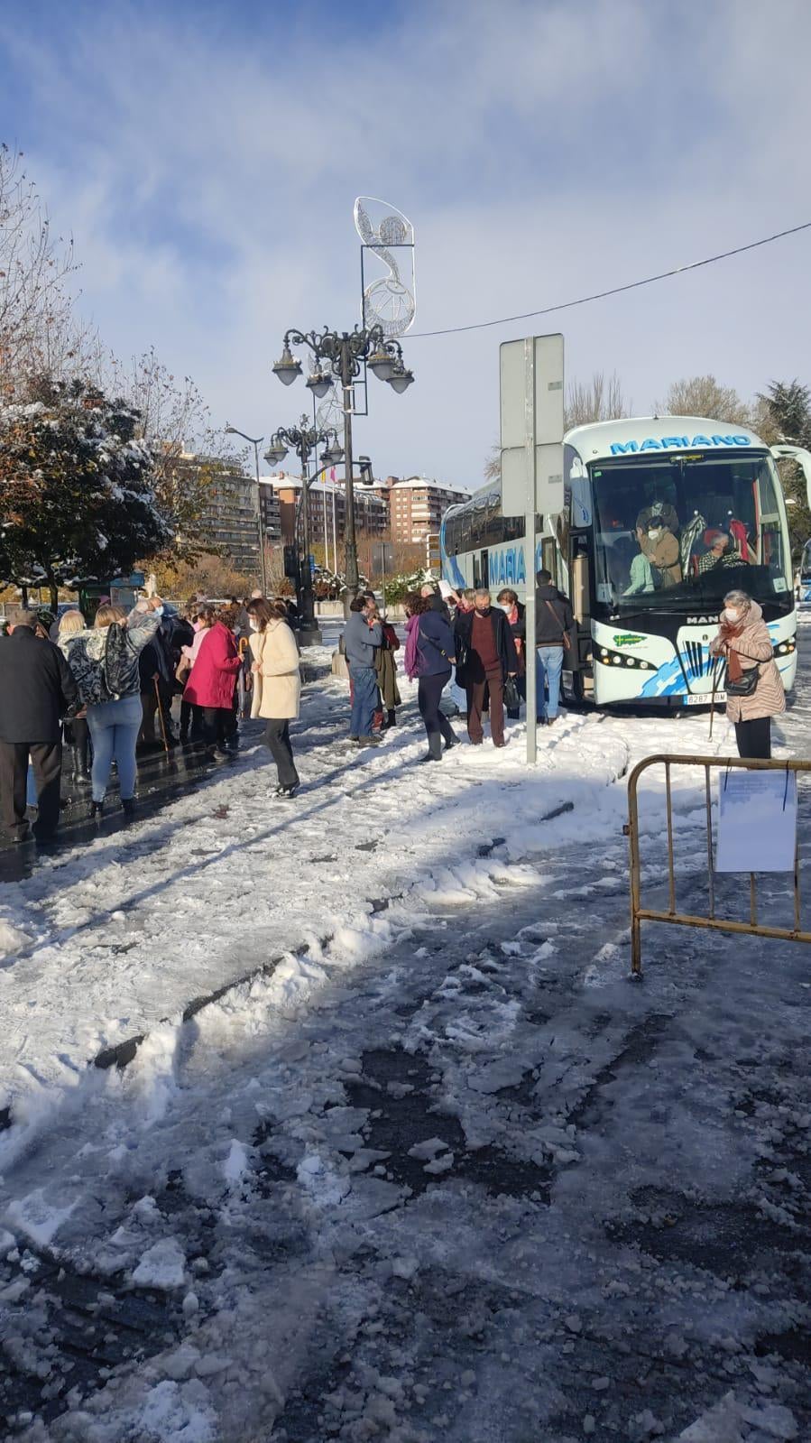 Los comerciantes del rastro dominical se han concentrado este domingo a las puertas del paseo de Papalaguinda donde tendrían que estar los puestos del mercadillo