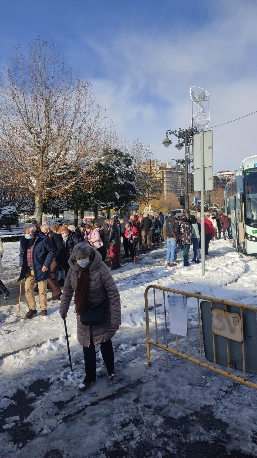 Los comerciantes del rastro dominical se han concentrado este domingo a las puertas del paseo de Papalaguinda donde tendrían que estar los puestos del mercadillo