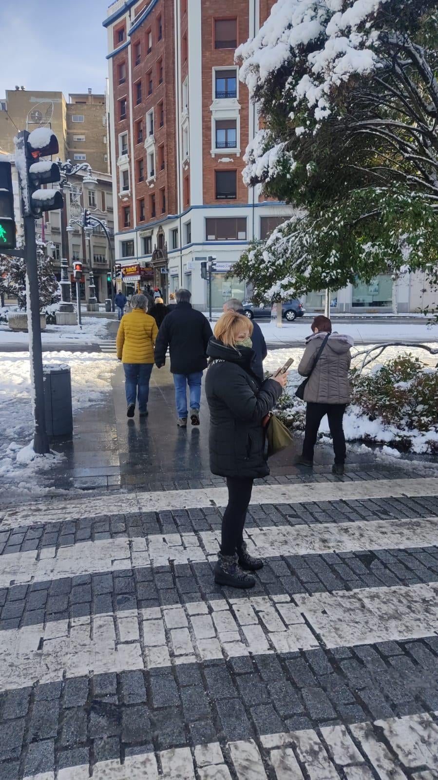 Los comerciantes del rastro dominical se han concentrado este domingo a las puertas del paseo de Papalaguinda donde tendrían que estar los puestos del mercadillo