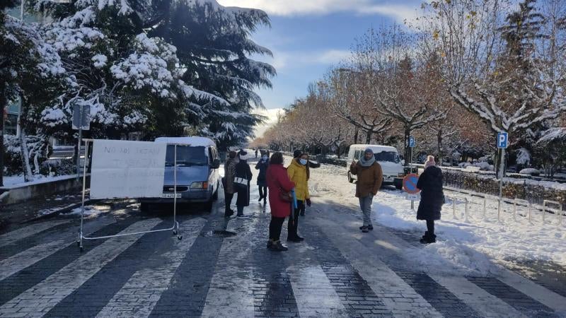 Los comerciantes del rastro dominical se han concentrado este domingo a las puertas del paseo de Papalaguinda donde tendrían que estar los puestos del mercadillo