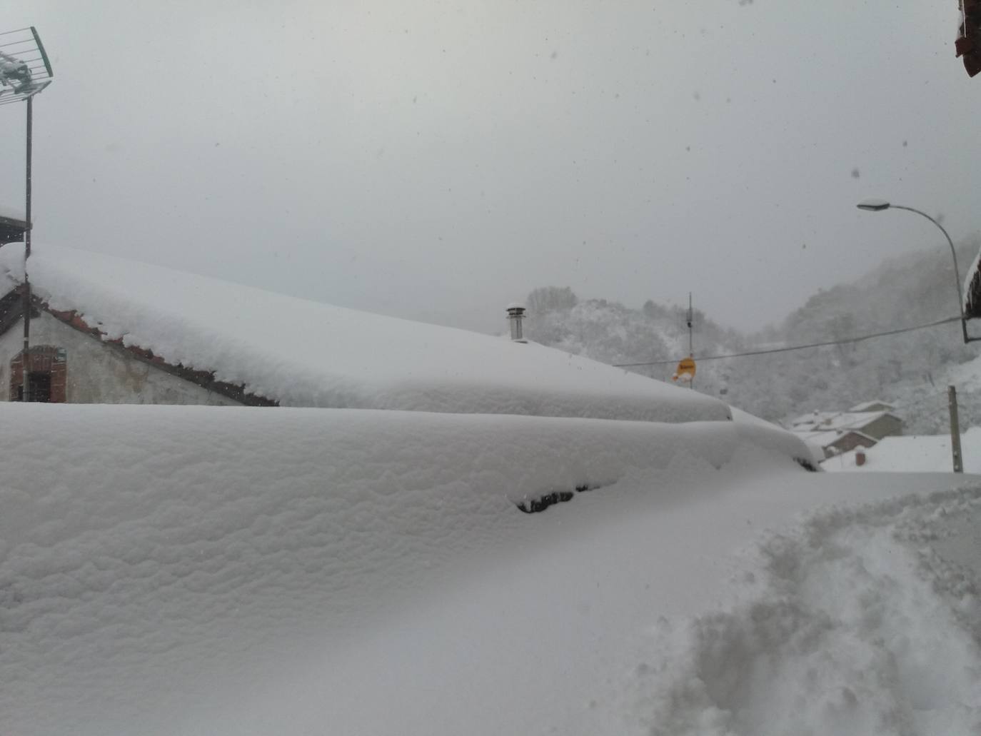 Fotos: Grandes acumulaciones de nieve en Ferreras del Puerto