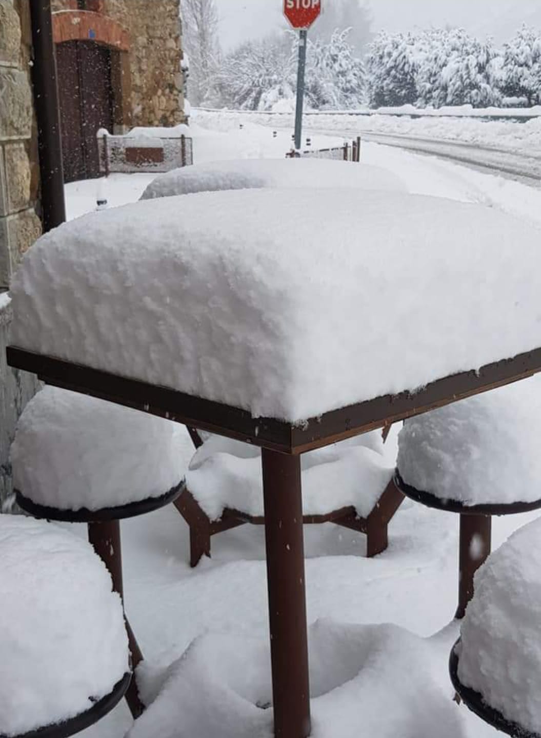 La localidad vive una de las nevadas más copiosas de la provincia. 