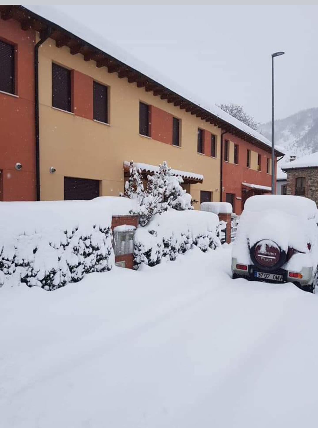 La localidad vive una de las nevadas más copiosas de la provincia. 