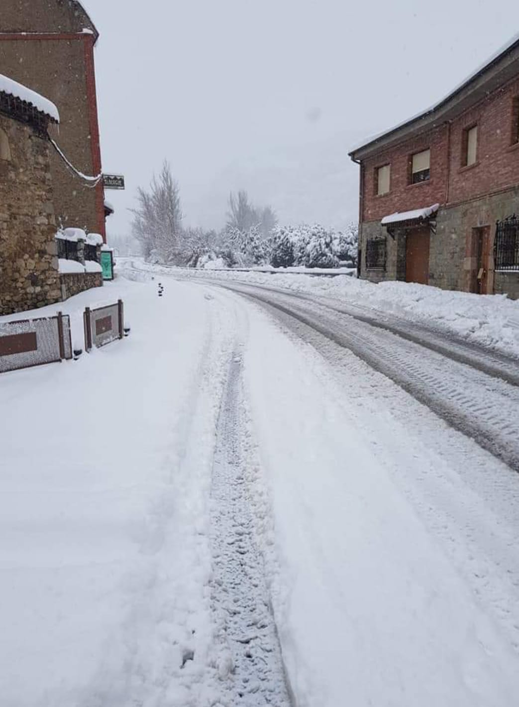 La localidad vive una de las nevadas más copiosas de la provincia. 