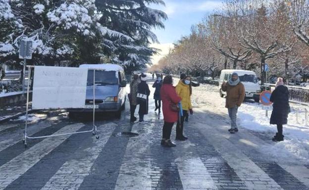 Los vendedores ambulantes se concentran en el Paseo Papalaguinda ante la imposibilidad de montar sus puestos. 