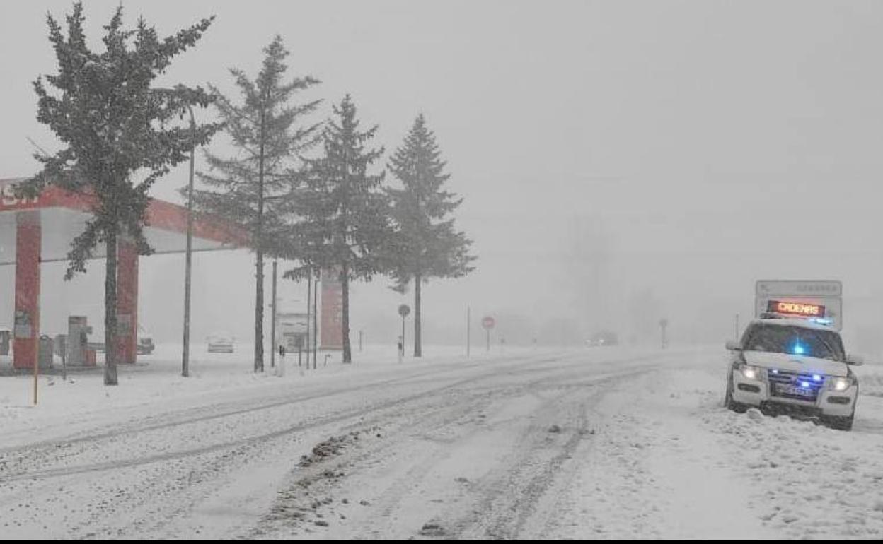 El norte de la provincia acumula nieve en localidades y carreteras. 