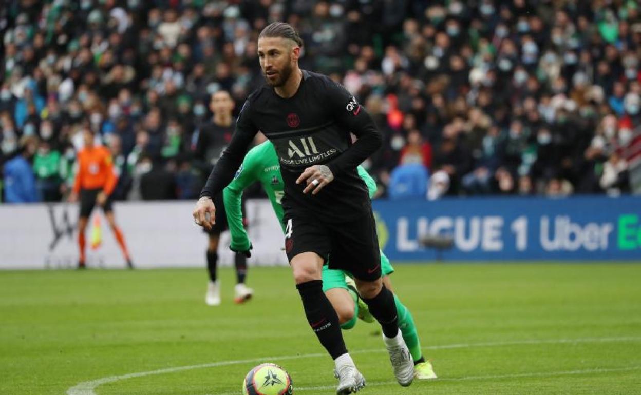 Sergio Ramos conduce el balón durante el partido ante el Saint-Etienne. 