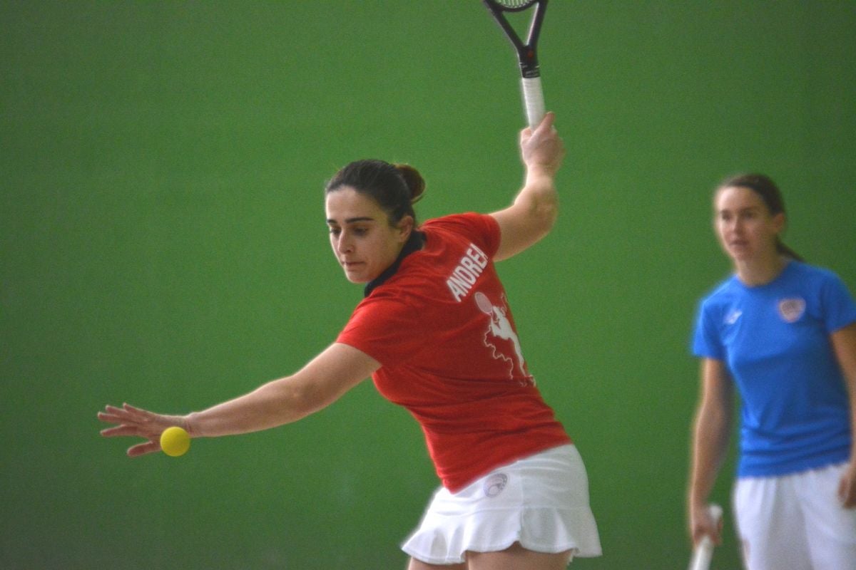 La leonesa Mónica Linares y Ana García se imponen en la liga de frontenis femenino en La Flecha