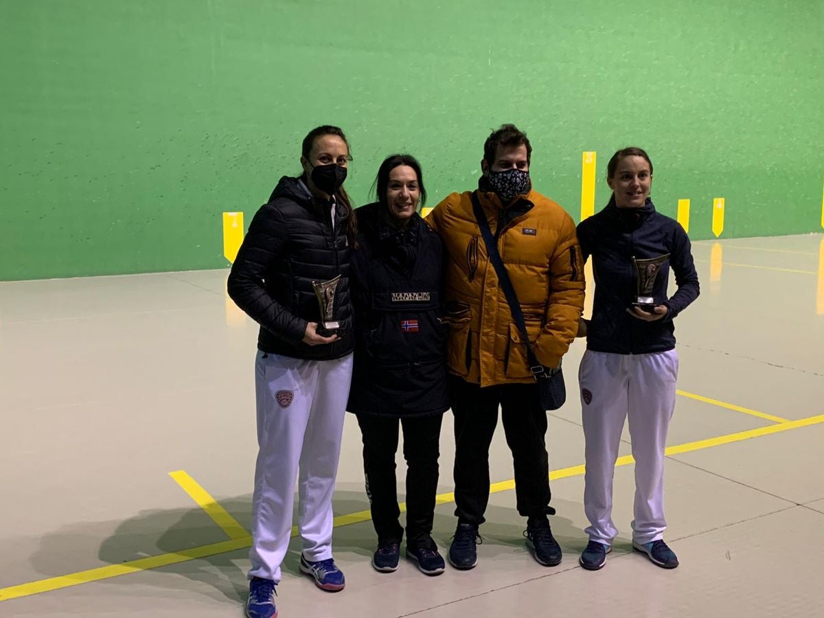 La leonesa Mónica Linares y Ana García se imponen en la liga de frontenis femenino en La Flecha