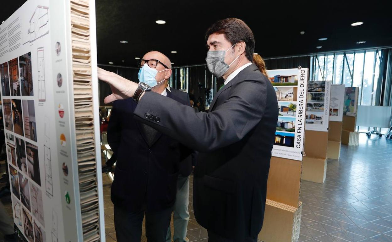 El consejero de Fomento y Medio Ambiente, Juan Carlos Suárez-Quiñones, presenta la IX Edición de los Premios de Construcción Sostenible.