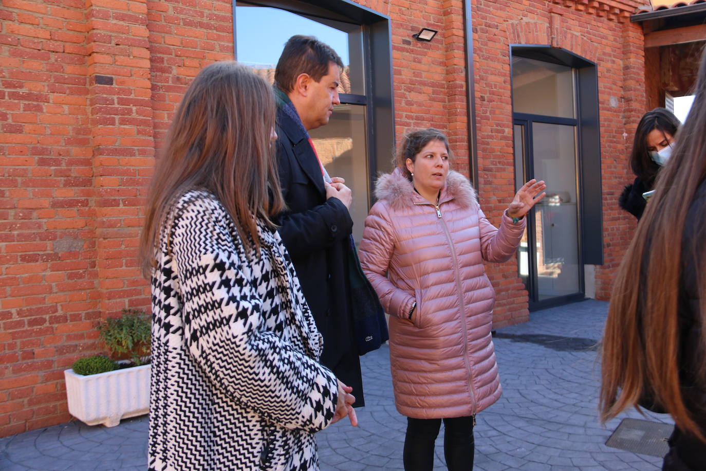 El consejero de Presidencia, Ángel Ibáñez, ha visitado el nuevo espacio de trabajo compartido en el antiguo matadero de Sahagún que ha contado con una iversión de 110.000 euros de la Junta.