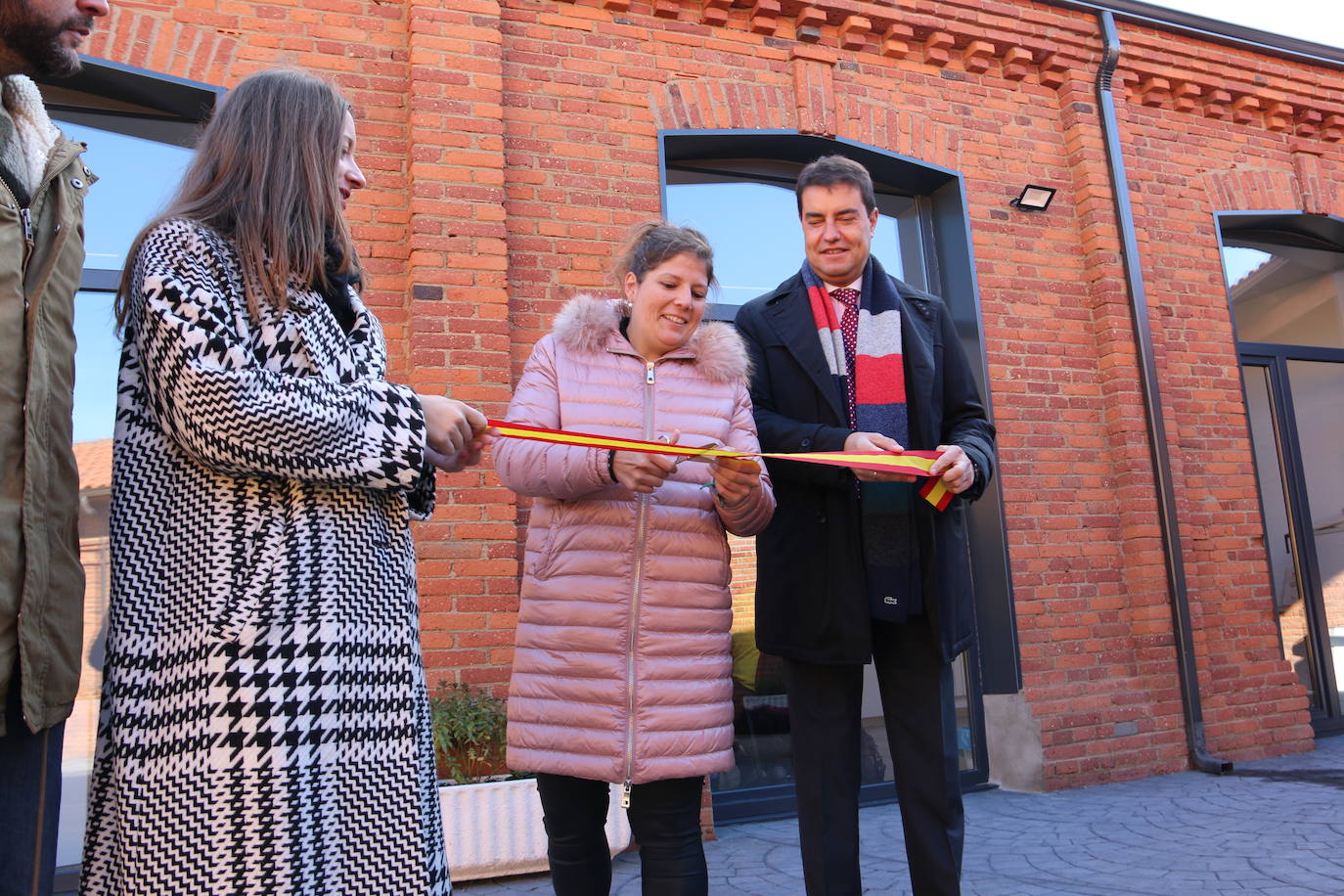 El consejero de Presidencia, Ángel Ibáñez, ha visitado el nuevo espacio de trabajo compartido en el antiguo matadero de Sahagún que ha contado con una iversión de 110.000 euros de la Junta.