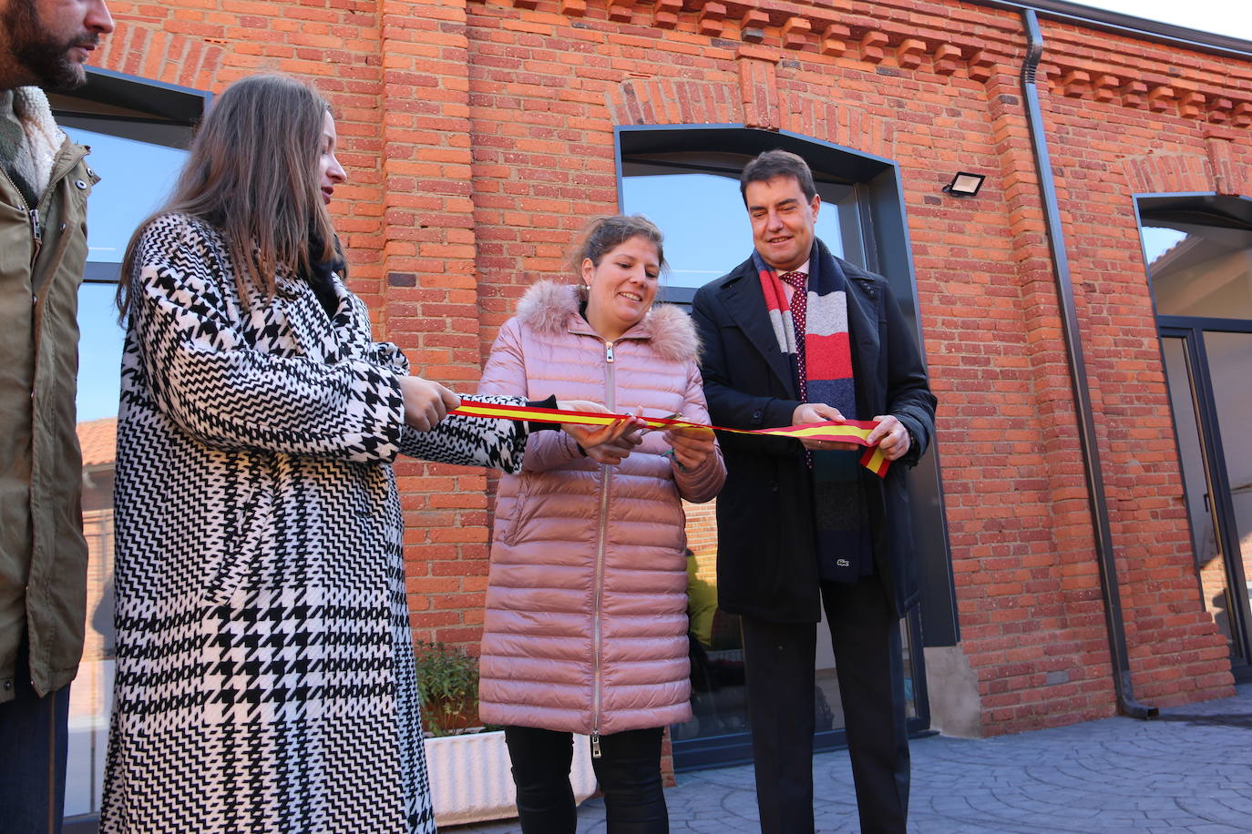 El consejero de Presidencia, Ángel Ibáñez, ha visitado el nuevo espacio de trabajo compartido en el antiguo matadero de Sahagún que ha contado con una iversión de 110.000 euros de la Junta.