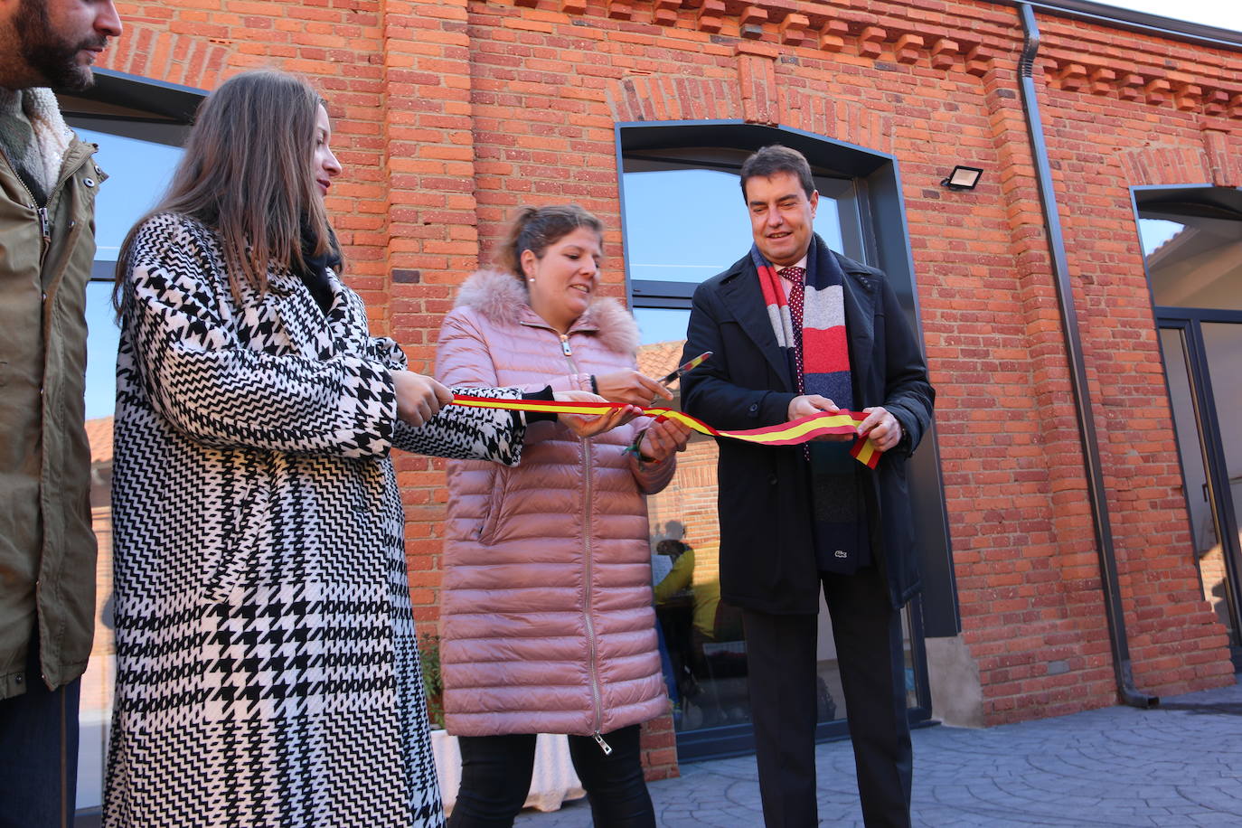 El consejero de Presidencia, Ángel Ibáñez, ha visitado el nuevo espacio de trabajo compartido en el antiguo matadero de Sahagún que ha contado con una iversión de 110.000 euros de la Junta.