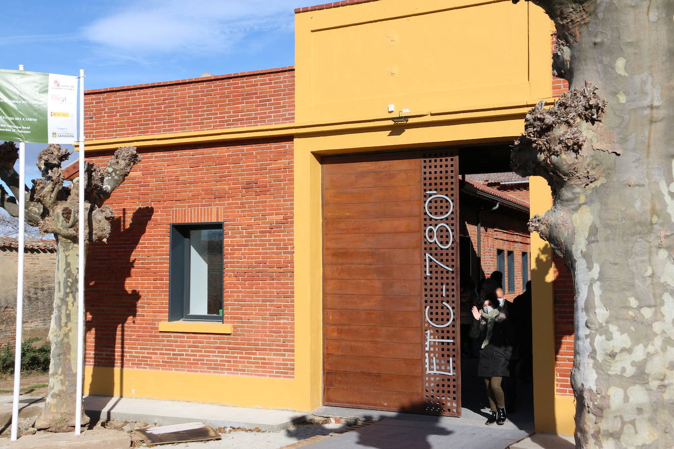 El consejero de Presidencia, Ángel Ibáñez, ha visitado el nuevo espacio de trabajo compartido en el antiguo matadero de Sahagún que ha contado con una iversión de 110.000 euros de la Junta.