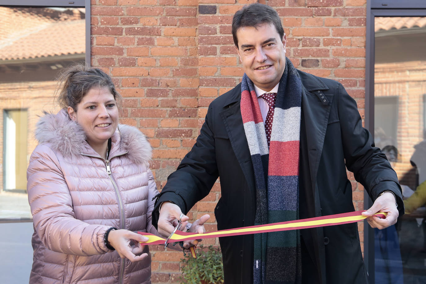 El consejero de Presidencia, Ángel Ibáñez, ha visitado el nuevo espacio de trabajo compartido en el antiguo matadero de Sahagún que ha contado con una iversión de 110.000 euros de la Junta.