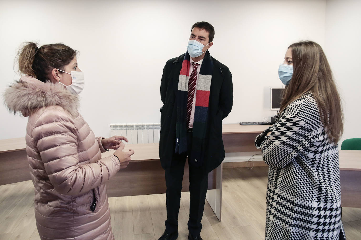 El consejero de Presidencia, Ángel Ibáñez, ha visitado el nuevo espacio de trabajo compartido en el antiguo matadero de Sahagún que ha contado con una iversión de 110.000 euros de la Junta.