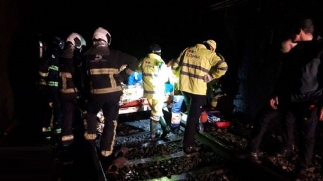 Equipos de Emergencias en el lugar del suceso. El maquinista tuvo que ser finalmente atendido por un equipo UVI ante la gravedad de las heridas sufridas en el accidente. 